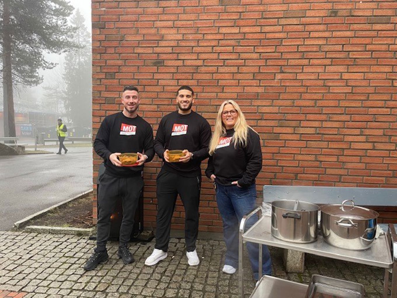 en gruppe mennesker som holder mat en gruppe mennesker som holder mat