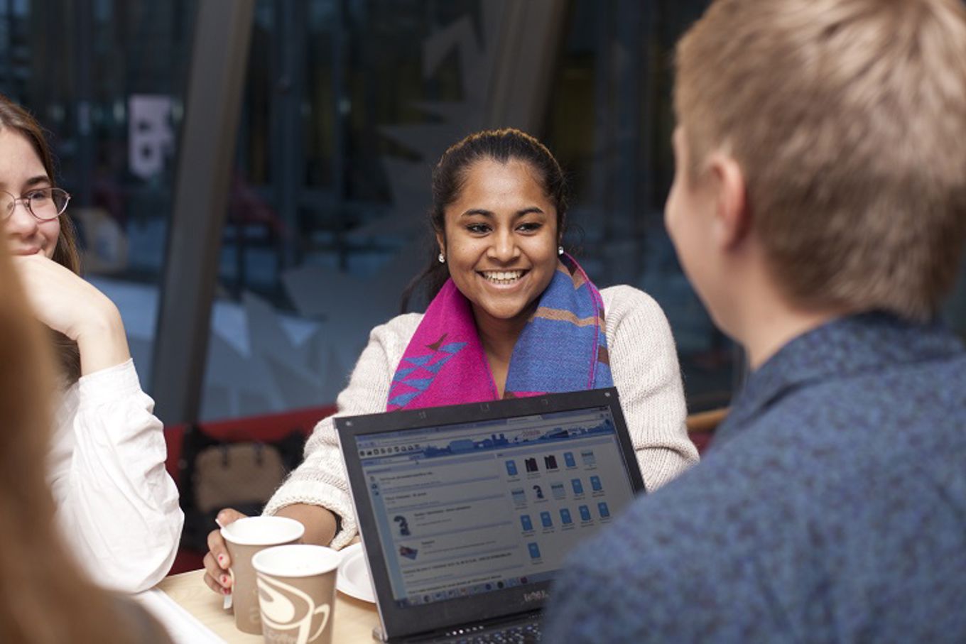 Elever som jobber med PC